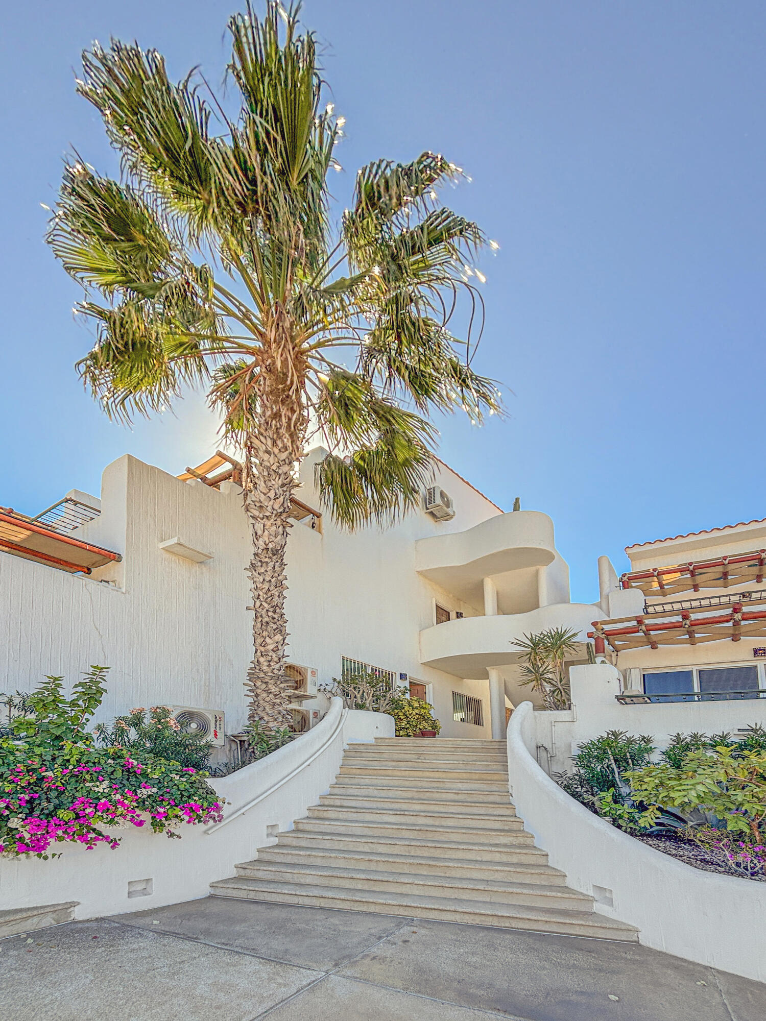Los Cabos Best Suites Apartments in a central area of Cabo San Lucas, near the Marina. With 17 units and an ideal profile for investment (vacation rentals, mid- or long-term stays) and personal use.*Private balcony *Amenities: pool, fire pit, garden *Equipped kitchen with cabinetry and range hood, quartz countertop, electric cooktop, and microwave *Flooring: Creto Grafite Interceramic (rectified) and Egeo Hidragrey (rectified) *Mini-splits in bedrooms and main living area *Laundry area *Electric water heaterA solid option for those seeking rental cash flow and appreciation in Cabo San Lucas. Apartamentos en zona céntrica de Cabo San Lucas, cerca de La Marina. Con 17 unidades y perfil ideal para inversión (renta vacacional, estancia medio o largo plazo) y uso personal.*Balcón privado*Amenidades: alberca, fire pit, jardín*Cocina equipada con mueble y campana, barra de cuarzo, parrilla eléctrica y microondas*Pios Creto Grafite Interceramic rectificado y Egeo Hidragrey rectificado*Mini splits en recámaras y área común*Área de lavado*Boiler eléctricoUna opción sólida para quien busca flujo por rentas y plusvalía en Cabo San Lucas. for sale