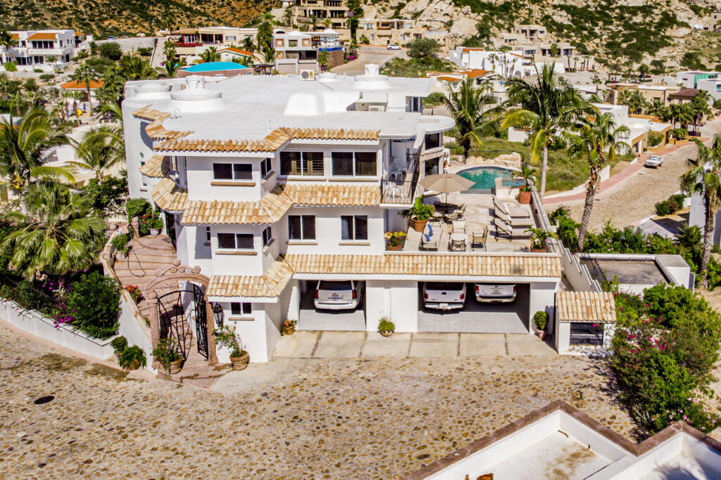 Los Cabos Pedregal Csl Welcome to your cozy piece of paradise in the heart of Pedregal! This lovely 4-bedroom, 3-bathroom home is full of classic Mexican charm. Beautifully maintained, the house has a warm, cheerful energy that makes you feel right at home the moment you walk through the door.Enjoy relaxing afternoons and stunning Marina for sale