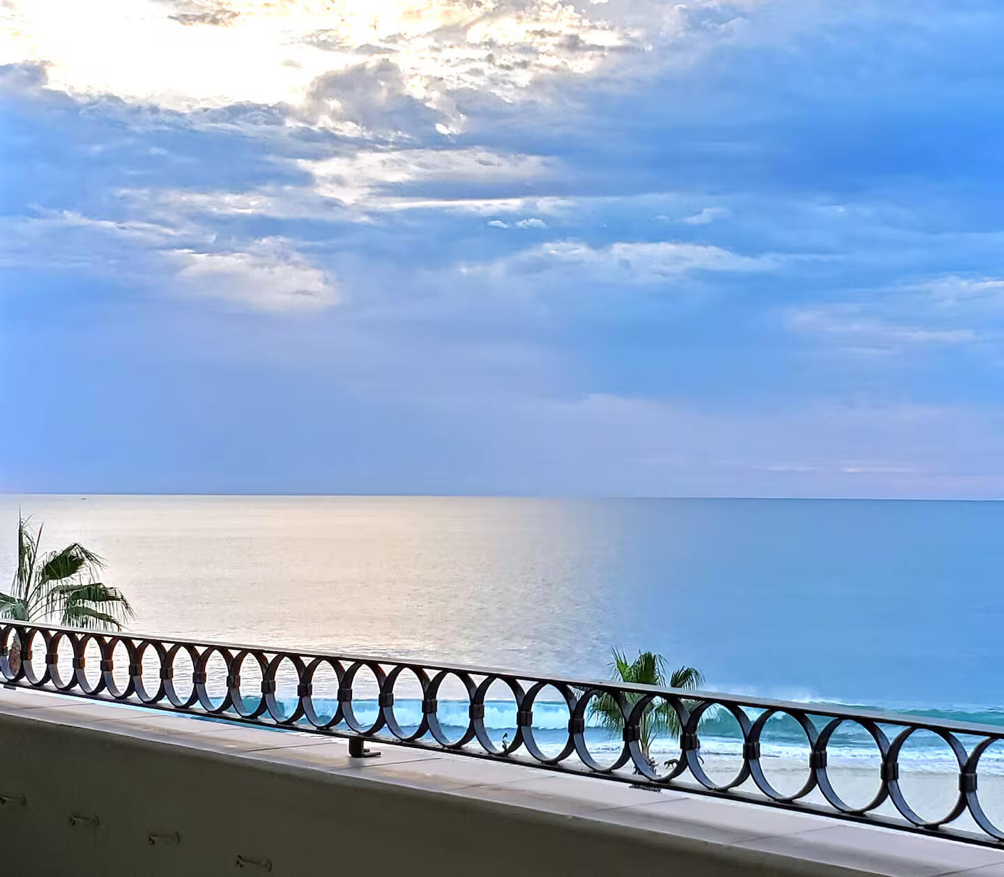 Los Cabos El Zalate Welcome to El Zalate, one of the premier oceanfront communities in Costa Azul, San José del Cabo. Perched on the 5th floor, this completely renovated condo offers unobstructed for sale