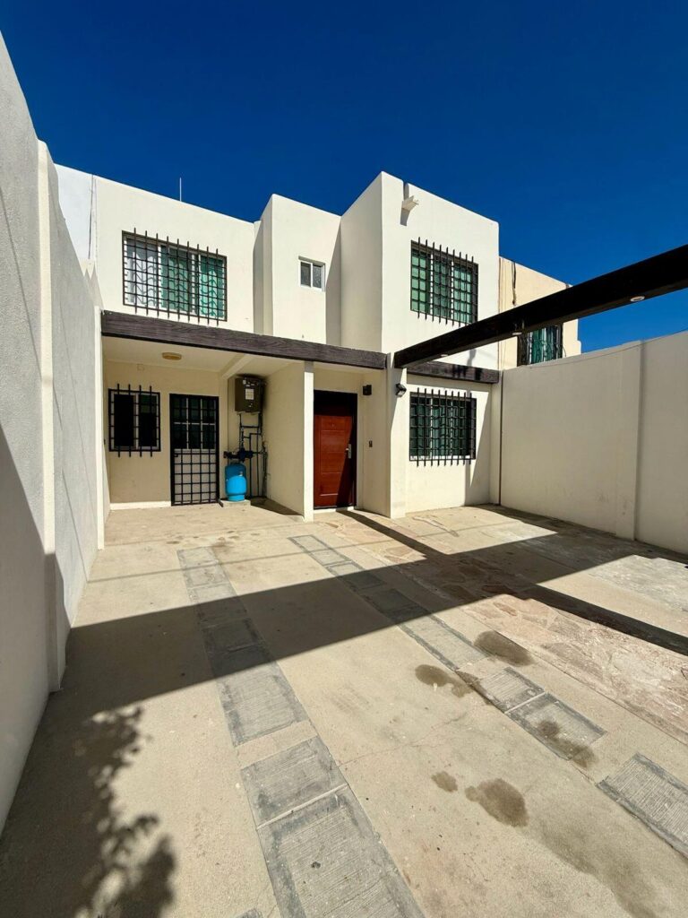 Los Cabos Misiones De Santa Fe CASA EN VENTA - EXCELENTE DISTRIBUCIÓNCasa de 2 niveles, ideal para vivir cómodamente y con espacios bien aprovechados.Características:• 3 habitaciones• 2.5 baños• Cocina integral• Área de sala-comedor• Ventiladores de techo• Cisterna con sistema hidroneumático• Bodega amplia en el patioFormas de pago:Crédito INFONAVIT y ContadoExcelente opción para vivienda familiar o inversión.Agenda tu cita y conócela. for sale