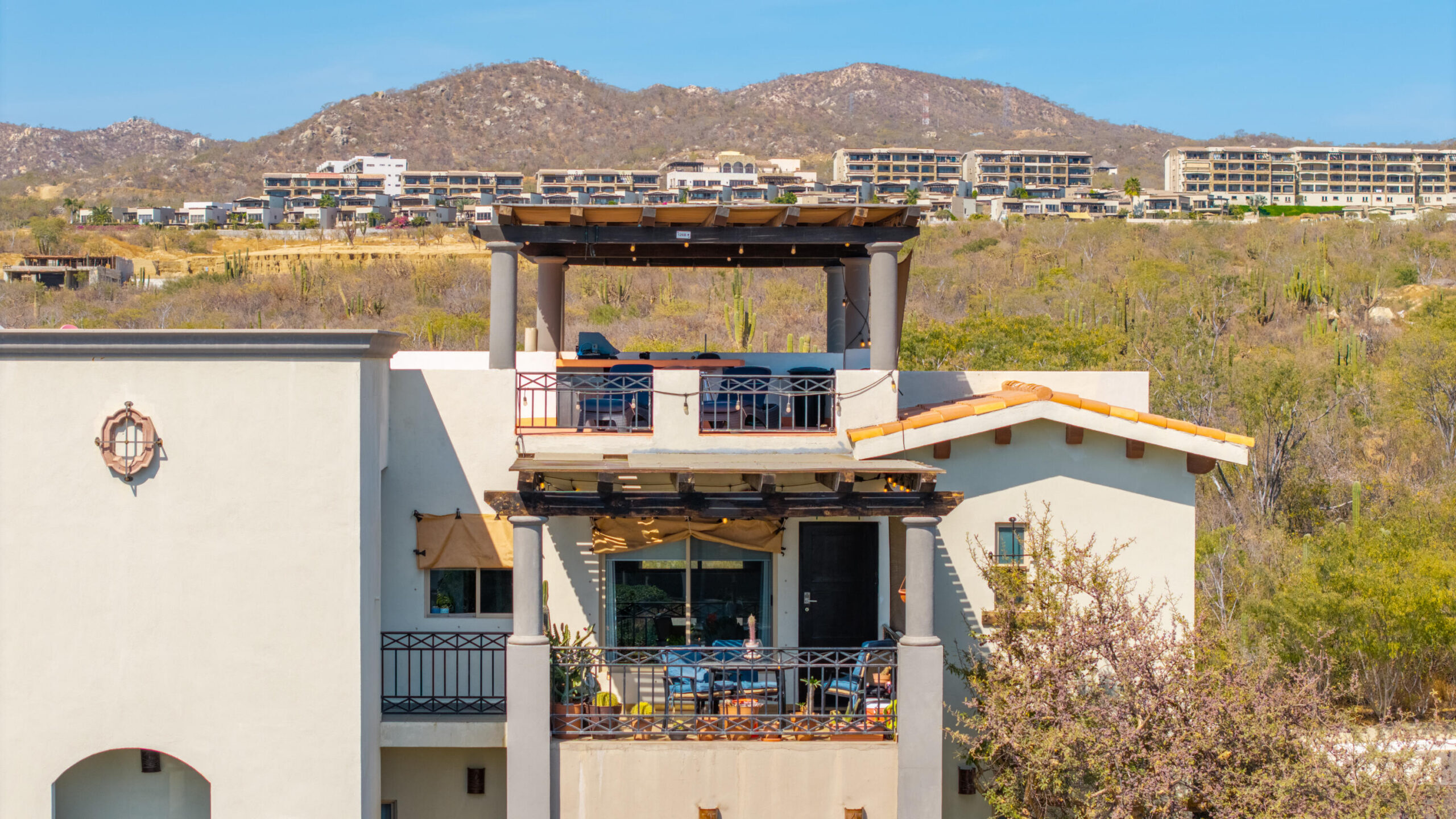 Los Cabos Gardenias Wake up to Baja sunrises from your primary bedroom's private balcony, or host friends on the main terrace overlooking the ocean and fairways from your 2 bedroom condo. Enjoy premium amenities like pickleball courts, a pool, jacuzzi, and a gym. Whether you are hitting the championship course in the morning, playing pickleball with neighbors, or just relaxing under the community palapa, the lifestyle here is completely effortless. This is an ideal match for those looking to downsize the maintenance while keeping the luxury lifestyle. The interior features brand new appliances and zero maintenance hassle. A big plus: it includes a valuable, large private garage perfect for your vehicle and golf gear. – Las Arenas, Cabo Corridor, Cabo Corridor, BS